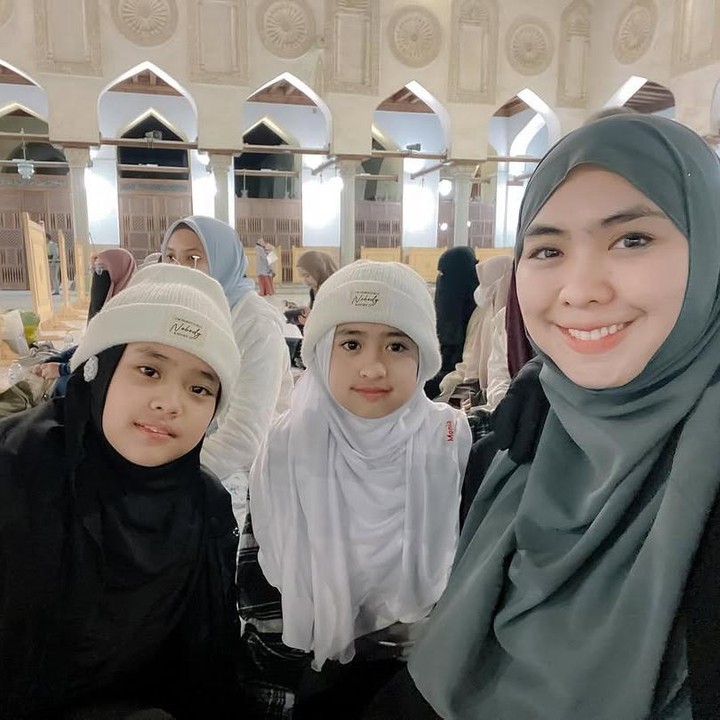 <p>Banyak netizen yang mengucapkan selamat berpuasa kepada Oki dan keluarga. Mereka pun mendoakan agar Oki dan keluarga selalu diberikan kesehatan. (Foto: Instagram: @okisetianadewi)</p>