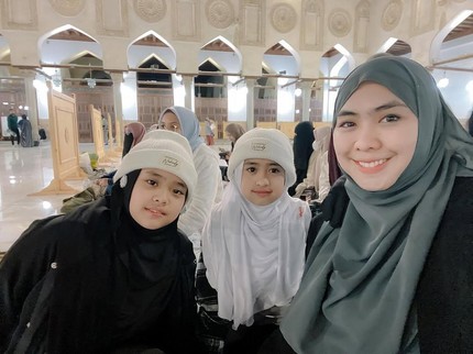 Terpopuler: Potret Oki Setiana Dewi Jalani Puasa Bareng Anak di Mesir