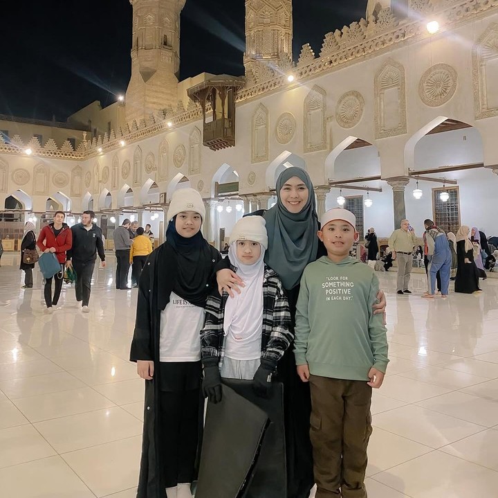 <p>"Selamat menjalankan ibadah Umma dan keluarga," ungkap seorang netizen dengan menyisipkan emotikon hati. "Sehat-sehat di sana Ustazah Oki bersama keluarga, mohon maaf lahir dan batin," kata netizen lainnya. (Foto: Instagram: @okisetianadewi)</p>