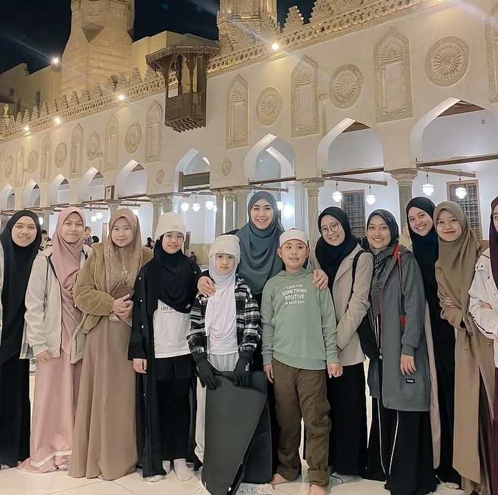 <p>Bulan Ramadhan kali ini cukup berbeda untuk Oki Setiana Dewi, Bunda. Bukan tanpa alasan, Oki dan anak-anak menjalankan ibadah puasa tahun ini di Mesir. (Foto: Instagram: @okisetianadewi)</p>