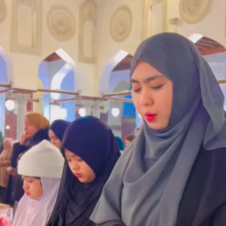 <p>Oki pun mengabadikan momen ketika melaksanakan salat tarawih pertama bersama dengan kedua putrinya, Maryam dan Khadeejah. (Foto: Instagram: @okisetianadewi)</p>