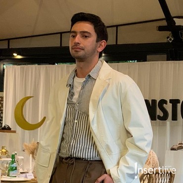 Tips Tampil Keren Pakai Sandal ala Omar Daniel