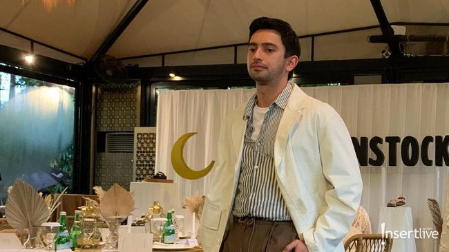 Tips Tampil Keren Pakai Sandal ala Omar Daniel