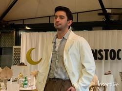 Tips Tampil Keren Pakai Sandal ala Omar Daniel