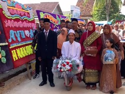 Viral Jodoh 5 Langkah dari Rumah, Pengantin Diarak Pakai Gerobak Sorong