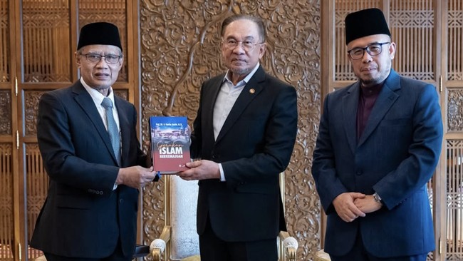 Perdana Menteri Malaysia Anwar Ibrahim menerima lawatan Ketua Umum Pimpinan Pusat Muhammadiyah Haedar Nashir beserta rombongan di Kuala Lumpur, Senin (3/3).