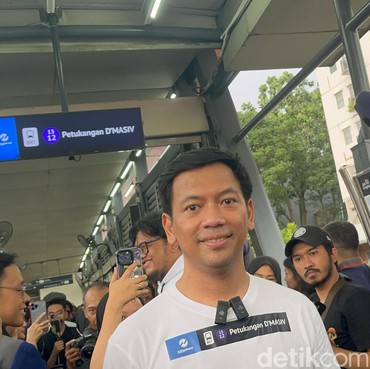 Viral Beli Hak Nama di Halte TransJakarta, Riders Manggung D'MASIV Disorot