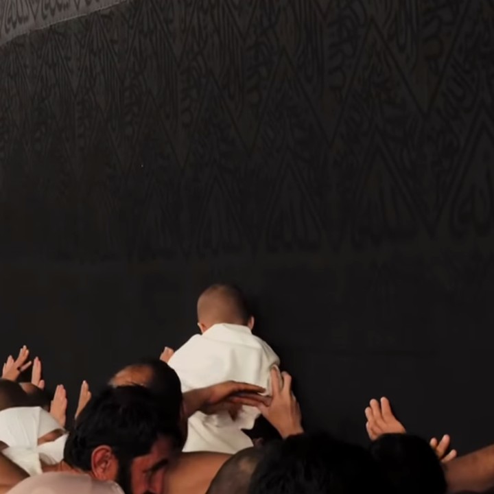 <p>Tidak hanya itu, di hari ulang tahunnya pula, Kaba dapat mencium Ka'bah, Bunda. Momen ini dibagikan langsung oleh kedua orang tuanya melalui laman Instagram. (Foto: Instagram: @dindahaw)</p>