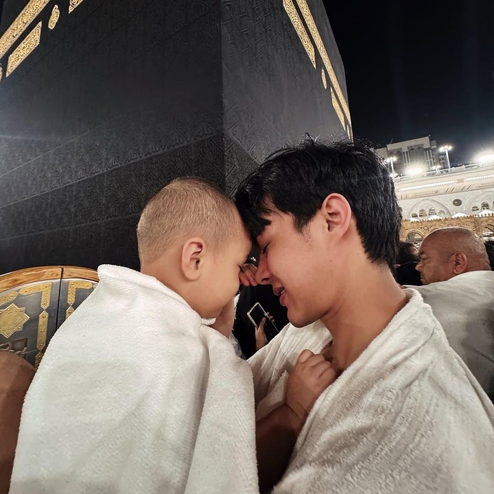 <p>Tepat di hari ulang tahunnya yang kedua, Putra kedua Dinda Hauw dan Rey Mbayang, Arashkaba Muhammad Mbayang, berkesempatan menjalankan umrah di bulan Ramadhan. Ia bahkan berhasil mencium Ka'Bah, Bunda. "Antara Kaba dan Kaaba. <em>Barakallah fii umrik</em>. Hari ini puasa ke-2 di Makkah dan tepat hari ini juga dua tahun yang lalu Kaba lahir ke dunia. Siapa sangka? Tempat diumumkan kehamilan 'Kaba' dan sekarang dia mencium dan berdoa di dean Kaba di hari kelahirkannya. Aku yakin ini bukan hanya sekedar kebetulan, ada hal baik yang disiapkan untuknya. Arashkaba Muhammad Mbayang. Hidupmu sangat indah dan di antara keindahan itu, terima kasih sudah memilihku sebaga Ayahmu. Maashaa Allah," tutur Rey Mbayang. (Foto: Instagram: @rey_mbayang)</p>