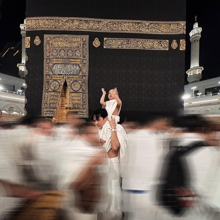 <p>Dinda Hauw dan Rey Mbayang melaksanakan umrah di bulan Ramadhan bersama dengan kedua putranya. Bahkan, anak bungsunya, Kaba, merayakan ulang tahun dengan mencium Ka'bah.  "Antara Kaba dan Kaaba. <em>Barakallah fii umrik</em>. Hari ini puasa ke-2 di Makkah dan tepat hari ini juga dua tahun yang lalu Kaba lahir ke dunia. Siapa sangka? Tempat diumumkan kehamilan 'Kaba' dan sekarang dia mencium dan berdoa di dean Kaba di hari kelahirkannya. Aku yakin ini bukan hanya sekedar kebetulan, ada hal baik yang disiapkan untuknya. Arashkaba Muhammad Mbayang. Hidupmu sangat indah dan di antara keindahan itu, terima kasih sudah memilihku sebaga Ayahmu.<em> Maashaa Allah</em>," tutur Rey Mbayang seraya menyisipkan emotikon hati. (Foto: Instagram: @rey_mbayang)</p>