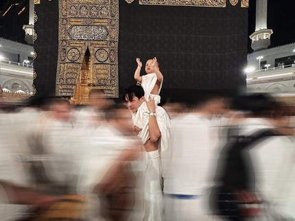 Momen Kaba Anak Dinda Hauw Cium Ka'bah Tepat di Ultah ke-2, Simak 5 Potretnya