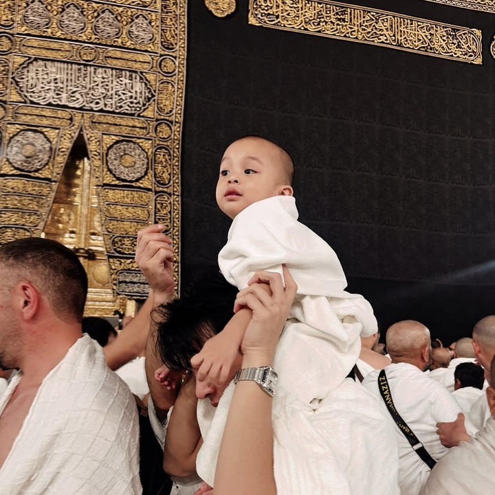 <p>Putra kedua Dinda Hauw dan Rey Mbayang, Arashkaba muhammad Mbayang lahir pada 2 Maret 2023, Bunda. Belum lama ini, Kaba baru saja berulang tahun yang kedua. (Foto: Instagram: @rey_mbayang)</p>