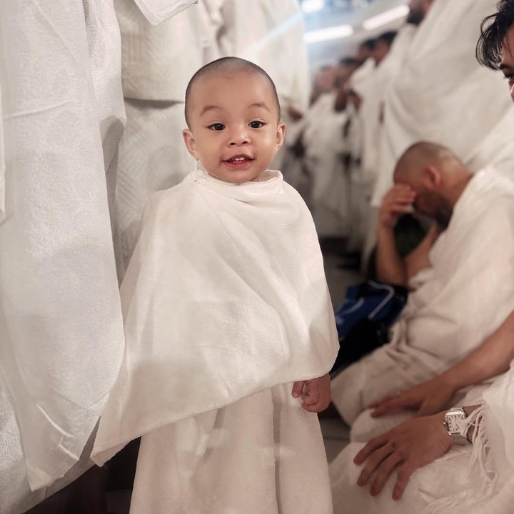 <p>Tidak hanya Rey, Dinda juga turut memberikan ucapan dan doa spesial di hari ulang tahun Kaba, Bunda. "Hidup Bunda sangat bahagia setelah lahir Abang Shaka, dan setelah Kaba lahir, hidup Bunda semakin sempurna rasanya. Dari Kaba masih bayi, Bunda sudah yakin Kaba anak yang tenang, kuat, teguh, dan membawa rasa bahagia untuk sekelilingnya, dan insyaAllah Bunda akan mendoakan Kaba sampai kapanpun. <em>Barakallahu fii umriik</em> ya anakku, Bunda selalu berdoa untuk kebaikan dunia dan akhiratnya Kaba," tulisnya pada laman Instagram seraya mengunggah potret Kaba tengah mencium Ka'bah.  (Foto: Instagram: @dindahw)</p>
