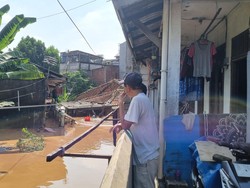Potret Terkini Banjir di Pejaten Jaksel, Air Hampir Setinggi Atap Rumah