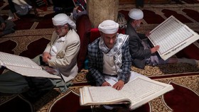 FOTO: Umat Muslim Khusyuk Tadarus Saat Ramadan di Masjid Tertua Yaman