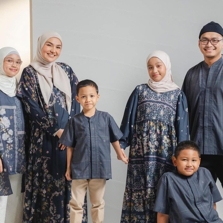 <p>Desainer Ria Miranda juga menghadirkan busana Lebaran untuk keluarga. Ia mengatakan ini adalah koleksi perdananya yang menghadirkan warna gelap. “Perdana nih koleksi Lebaran pake warna hitam,” tulisnya, dikutip dari laman<em> Instagram@riamiranda. </em>(Foto: Instagram@riamiranda)</p>