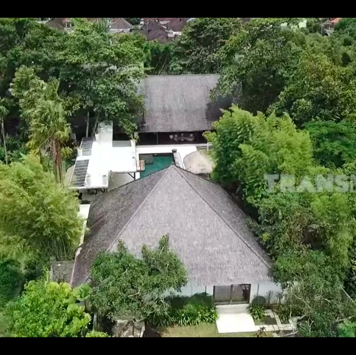 <p>Artis cantik Indah Kalalo memiliki rumah mewah dengan tanah 2.400 meter di Bali, Bunda. Rumah cantik ini juga memiliki empat lantai dan kolam renang yang luas. (Foto: YouTube TRANS 7 OFFICIAL)</p>