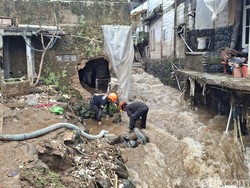 Penampakan Rumah di Cisarua Puncak Jebol Dihantam Luapan Sungai Ciliwung