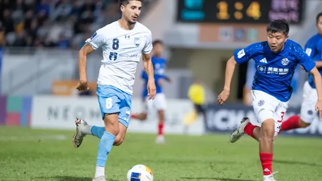 Pemain Sydney FC asal Maroko, Anas Ouahim, memuji inisiatif Liga Australia yang memberi jeda 90 detik untuk pemain muslim berbuka puasa di tengah pertandingan.
