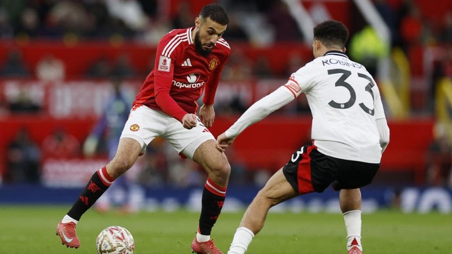 Bek Manchester United Noussair Mazraoui membangun kedekatan dengan fans muslim MU di Old Trafford pada hari pertama Ramadan.