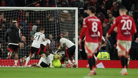 FOTO: Nestapa Manchester United Disikat Fulham di Piala FA