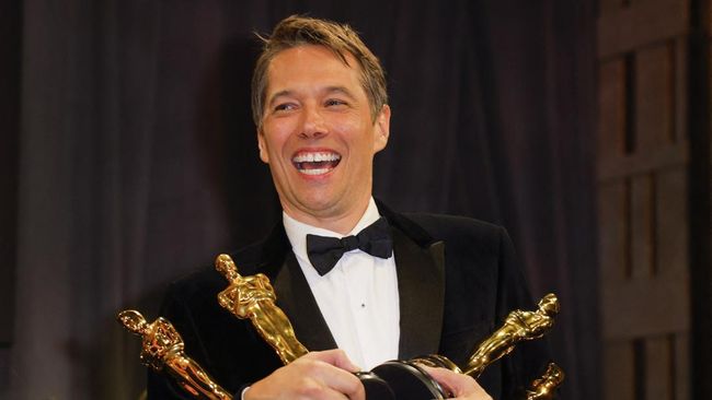 Sean Baker mencetak sejarah baru setelah memborong empat piala atas nama dirinya dalam ajang Piala Oscar 2025 berkat film Anora.