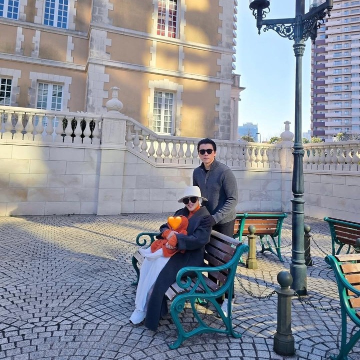 <p>Penyanyi Syahrini menjalankan ibadah puasa bersama sang suami, Reino Barack. Dari akun Instagram pribadi Syahrini, diketahui kalau dirinya telah kembali ke Singapura setelah sempat berlibur di Jepang. (Foto: Instagram: @princessyahrini)</p>
