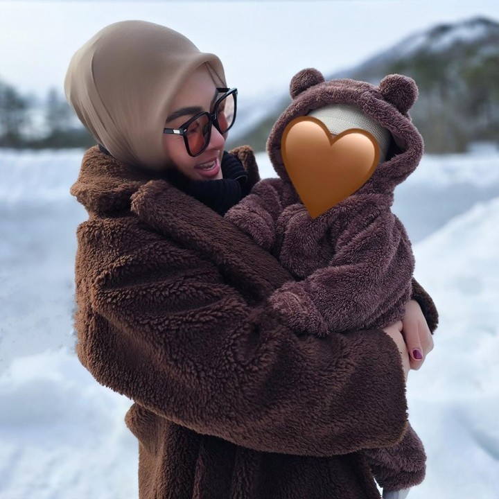 <p>Jelang bulan Ramadhan, Syahrini memutuskan untuk pulang kampung ke negara sang suami, Jepang. Ia turut mengajak Baby R untuk berlibur dan menikmati musim dingin. Syahrini dan Baby R pun tampil kompak mengenakan mantel berbulu warna cokelat. (Foto: Instagram: @princessyahrini)</p>