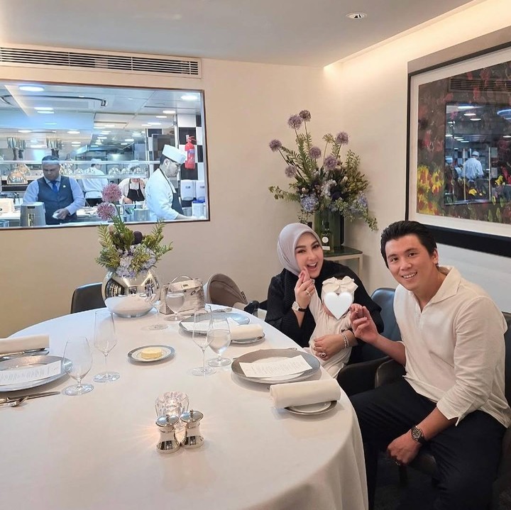 <p>"Hari ini temenin Mommy dan Daddy sahur juga buka puasa sebentar lagi. Terima kasih ya Allah, dianugerahkan malaikat kecil ini untuk keluarga kecil kami," tulis Syahrini dengan menyisipkan emotikon hati. (Foto: Instagram: @princessyahrini)</p>