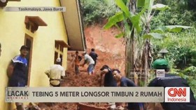 VIDEO: Tebing 5 Meter Longsor Timbun 2 Rumah