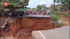 VIDEO: Momen Jalinteng Sumatera di Perbatasan Sumbar-Jambi Amblas