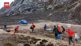 VIDEO: Hipotermia, 2 Pendaki Perempuan Tewas di Puncak Cartenz Papua