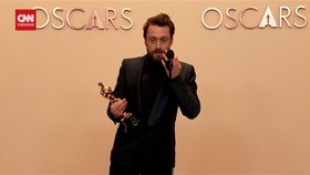 VIDEO: Kieran Culkin Ungkap Rasa Bawa Piala Oscar Pertama Kali