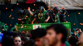 FOTO: Ribuan Orang Ramaikan Tradisi Perang Jeruk di Ivrea Italia