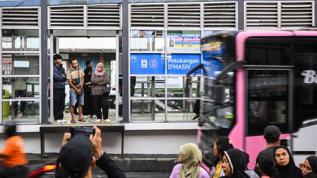 Pemerintah Provinsi (Pemprov) DKI Jakarta menetapkan tarif khusus layanan Transjakarta yakni Rp1 untuk penumpang wanita.