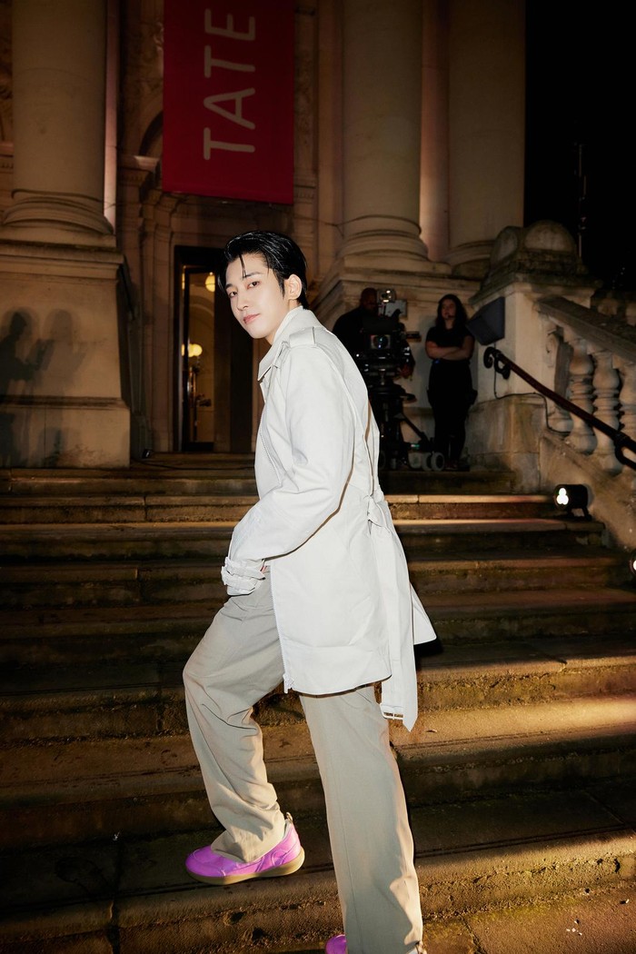 Wonwoo Seventeen penuh pesona ketika mengenakan outfit musim dingin Burberry dalam warna netral yang cerah. Jaket asimetris terkombinasi apik dengan kemeja senada serta tailored pants dalam shade keabuan. Untuk menyempurnakan gaya, sneakers warna yang pop jadi hightlight OOTD-nya/ Foto: Courtesy of Burberry