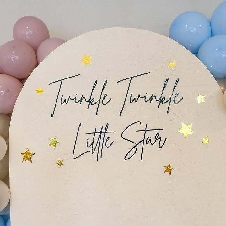 <p>Acha dan sang suami menggunakan dekorasi sederhana untuk acara gender reveal kehamilan ketiga ini. Keduanya banyak menggunakan balon berwarna merah muda dan biru muda untuk menghiasi backdrop bertuliskan 'Twinkle Twinkle Little Star'. (Foto: Instagram @achasinaga)</p>