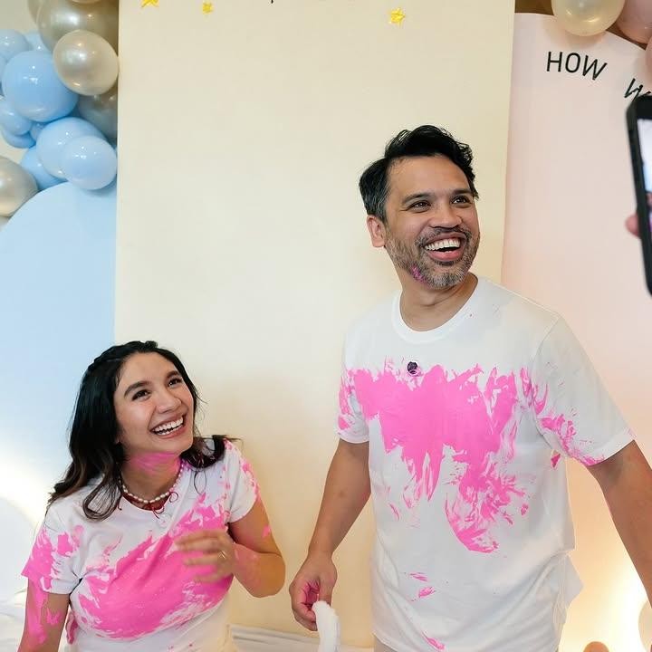 <p>Di acara ini, Acha dan Andy kompak mengenakan kaos berwarna putih. Warna baju ini dipilih untuk menyesuaikan konsep gender reveal. (Foto: Instagram @achasinaga)</p>