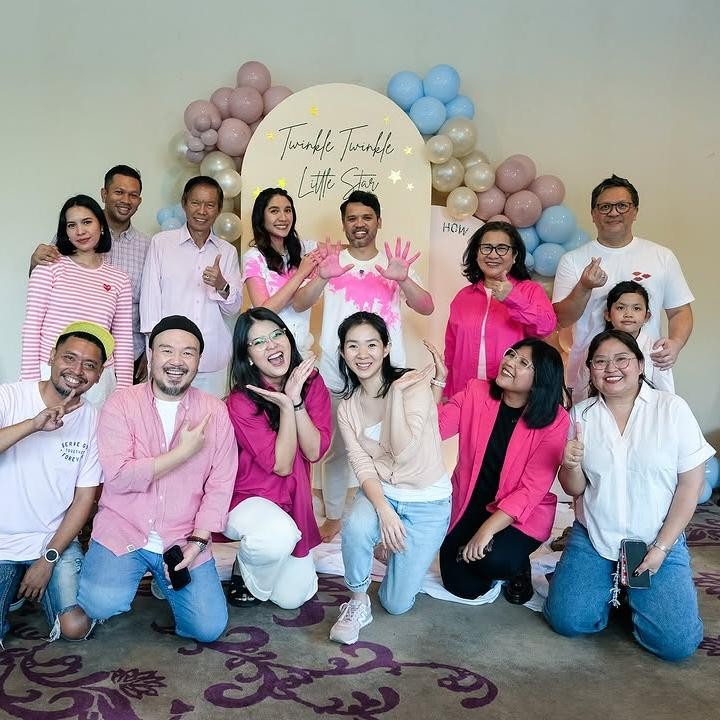 <p>Aktris Acha Sinaga baru saja menggelar acara gender reveal untuk mengungkap jenis kelamin anak ketiganya. Acara ini dihadiri oleh keluarga dan sahabat dekat Acha dan suami, Andy Ambarita. (Foto: Instagram @achasinaga)</p>
