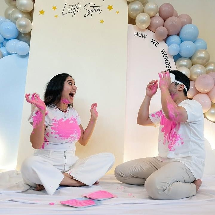 <p>Acha dan Andy mengetahui jenis kelamin anak ketiga mereka dengan cara yang unik. Keduanya menutup mata dan melukis di baju pasangan tanpa mengetahui warna cat di tangan mereka. Setelah penutup mata dilepaskan, keduanya tampak begitu terkejut sekaligus bahagia ketika mengetahui cat tersebut berwarna merah muda, yang artinya akan dikaruniai anak perempuan. (Foto: Instagram @achasinaga)</p>