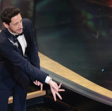Aksi Adrien Brody Lempar Permen Karet Bekas ke Pacar di Panggung Oscars Dihujat