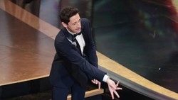 Aksi Adrien Brody Lempar Permen Karet Bekas ke Pacar di Panggung Oscars Dihujat