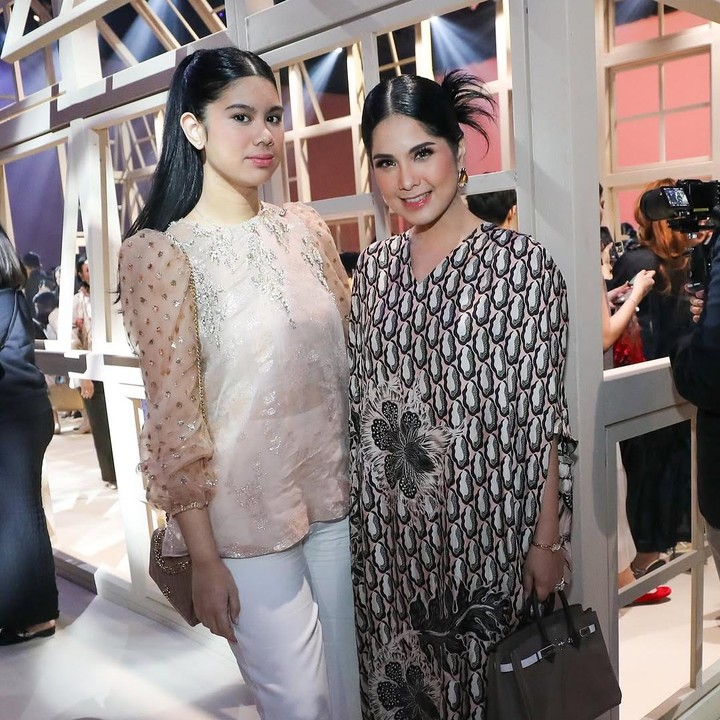<p>Beberapa tahun belakangan, Annisa memang sering mengajak Almira datang ke acara fashion show. Annisa sering membagikan momen spesial tersebut di akun media sosialnya. Dalam beberapa foto yang dibagikan, gaya Almira terlihat semakin <em>stylish</em> dan modis. (Foto: Instagram @annisayudhoyono)</p>