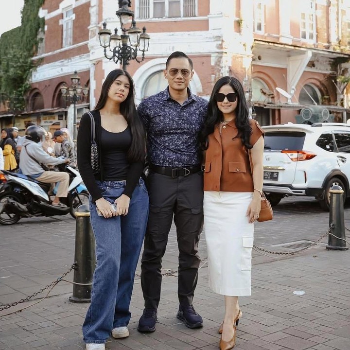 <p>Putri semata wayang Annisa Pohan dan Agus Harimurti Yudhoyono, Almira Tunggadewi Yudhoyono, tumbuh menjadi gadis cantik dengan tubuh tinggi semampai bak model. Almira yang saat ini sudah berusia 16 tahun tengah disibukkan dengan aktivitas sekolahnya. Beberapa waktu lalu, putri Annisa Pohan ini sempat viral karena menunjukkan kemampuannya bicara di depan publik dengan Bahasa Inggris. (Foto: Instagram @annisayudhoyono)</p>