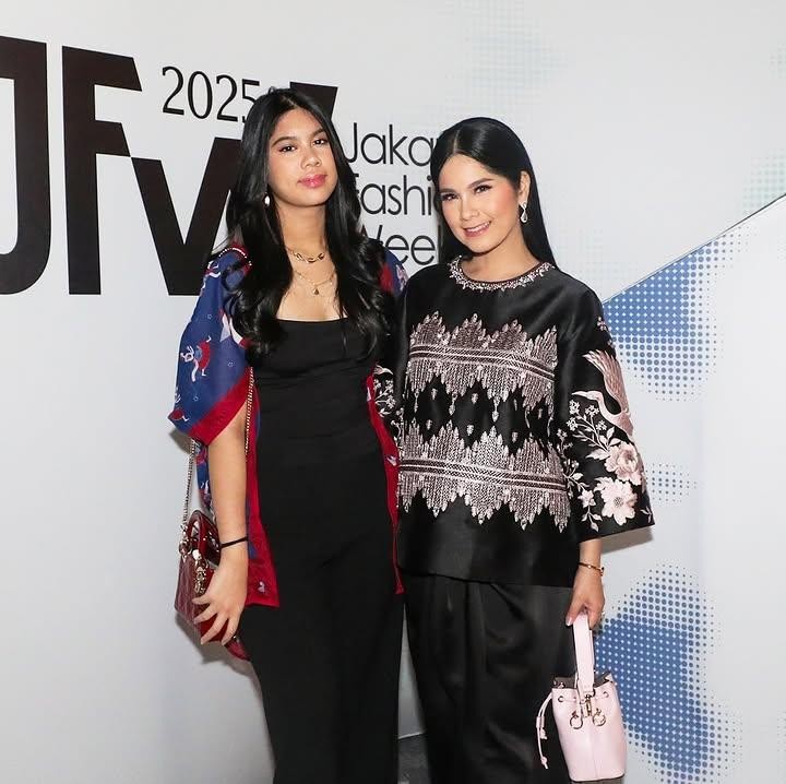 <p>Penampilan Almira yang cantik dan anggun bak model sering menuai pujian dari netizen. Beberapa di antaranya memuji paras Almira yang cantik dan dianggap cocok menjadi model. "Almira cakep bangett," tulis akun @sk***. "Almira the next gadis sampul," ujar @fit***. "Cantik sekali," ungkap akun @nir***. (Foto: Instagram @annisayudhoyono)</p>