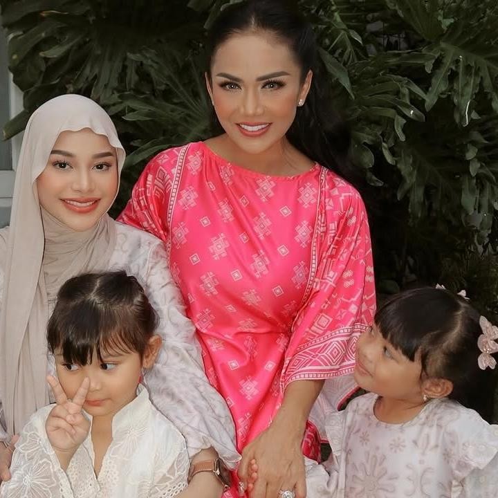 <p>Momen kebersamaan kedua keluarga ini dibagikan oleh Aurel melalui unggahan di Instagram. Bunda dua anak ini mengaku senang karena dua keluarga orang tuanya bisa berkumpul bersama untuk mempererat tali silaturahmi. "Bukber day 2. Dirumah Gemi & Avo.. seneng bisa kumpul2 silaturahmi ngobrol santaiii," tulisnya. (Foto: Instagram @aurelie.hermansyah)</p>