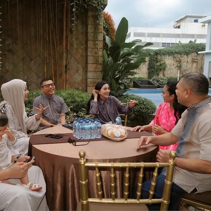 <p>Aurel dan suaminya Atta juga terlihat ikut ngobrol bareng dengan kedua keluarga orang tuanya. Aurel memang dikenal dekat dengan keluarga sambungnya, termasuk ibu dan ayah sambungnya. (Foto: Instagram @aurelie.hermansyah)</p>