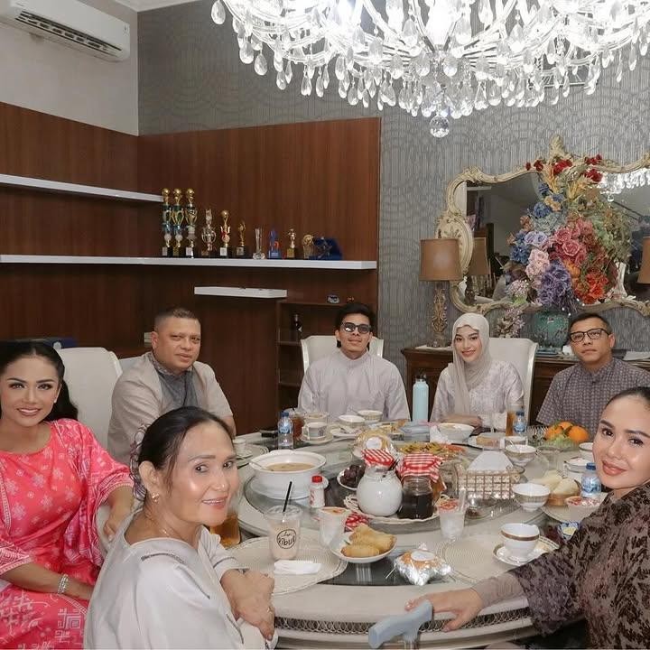 <p>Di momen Ramadhan tahun ini, Anang dan istrinya Ashanty terlihat datang mengunjungi rumah Krisdayanti dan suaminya Raul Lemos. Anang dan Ashanty datang untuk berbuka bersama keluarga Krisdayanti, Bunda. (Foto: Instagram @aurelie.hermansyah)</p>