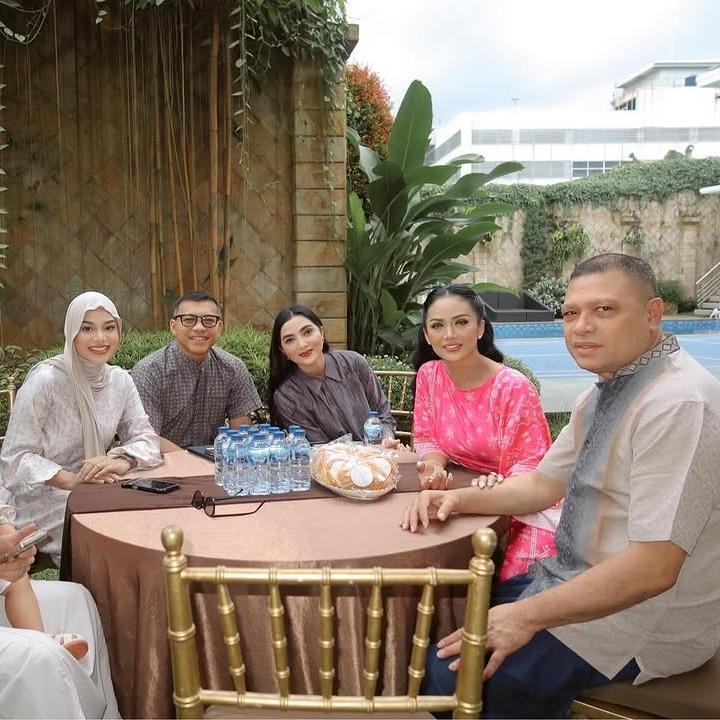 <p>Selain buka puasa bersama, Anang dan Ashanty juga menyempatkan diri untuk ngobrol dengan Krisdayanti dan suaminya. Kedua keluarga ini terlihat sangat akrab saat berkumpul bersama. (Foto: Instagram @aurelie.hermansyah)</p>