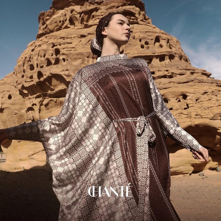 <p>Selain itu, ada juga Citra Kirana dengan <em>brand</em>-nya yang bernama Chanté. Ia meluncurkan Chanté Eid Collection yang memadukan keindahan padang pasir dengan keanggunan desain berbentuk hati yang terukir di setiap bagiannya. (Foto: Instagram@chanteofficial.id)</p>